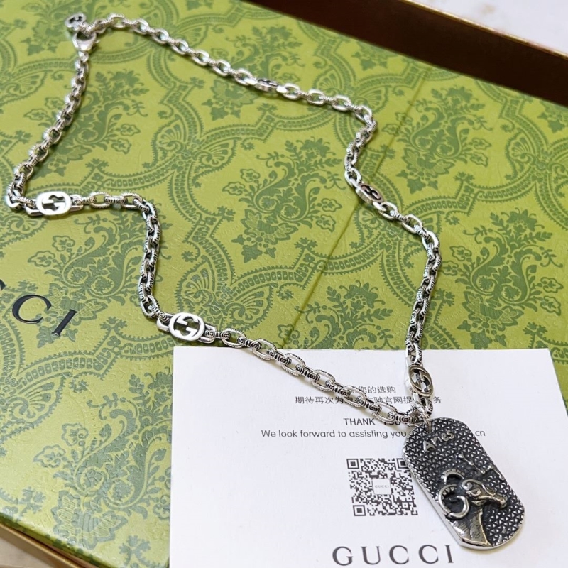 G*u*i necklaces